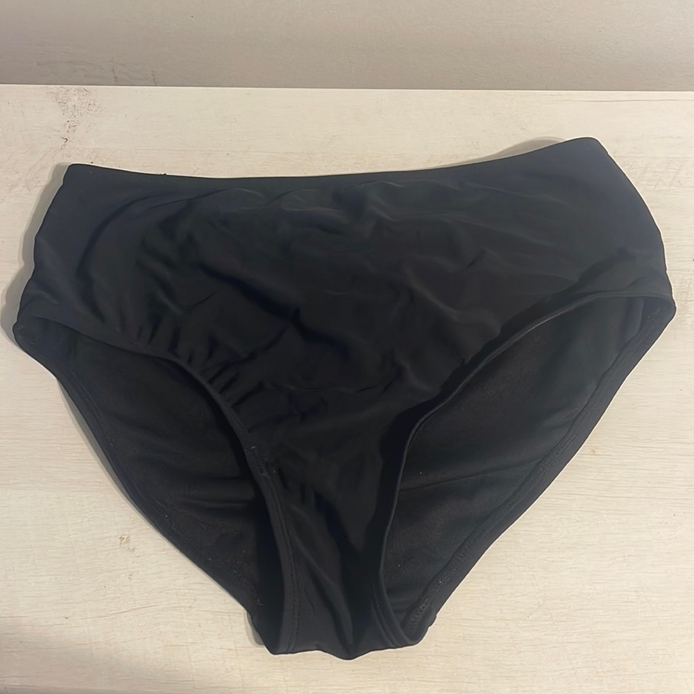 women’s size m swimsuit bottoms only worn about 3 times high waisted
